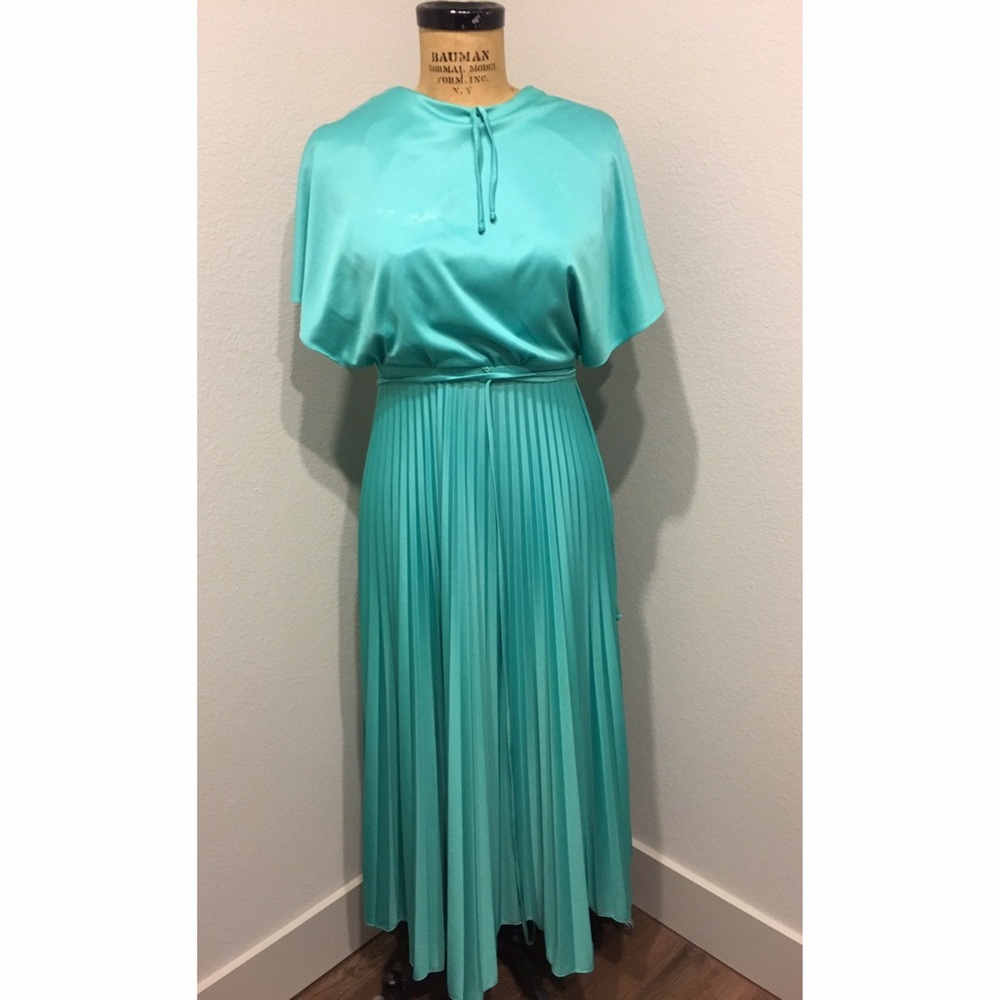 Outstanding!!!! Green vintage gown