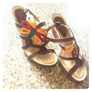 L'artiste size 39 cute butterfly strappy sandles!