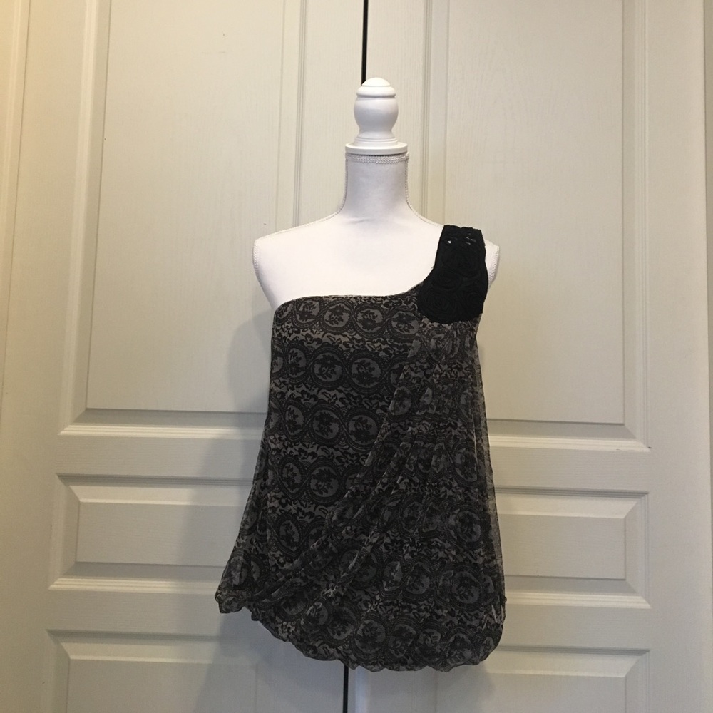 One shoulder top