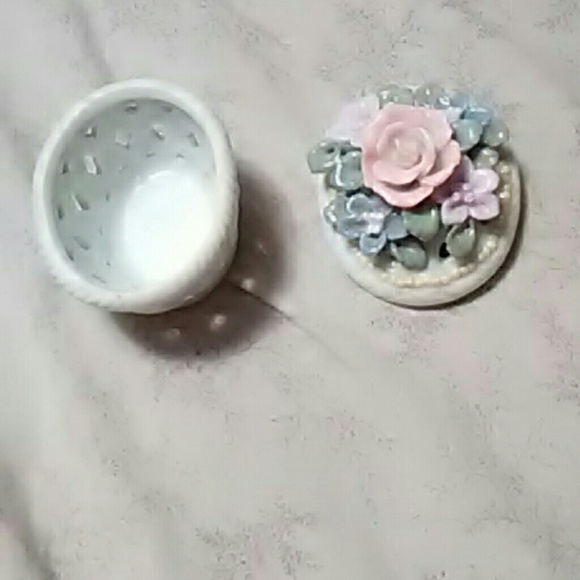 A tiny jewelry box - Picture 1 of 1