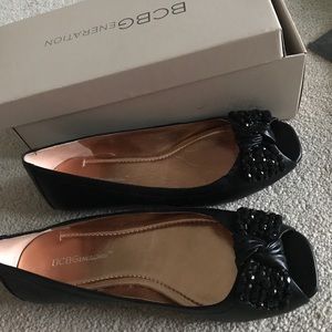 Cute bcbg black open toes flat like new worn once