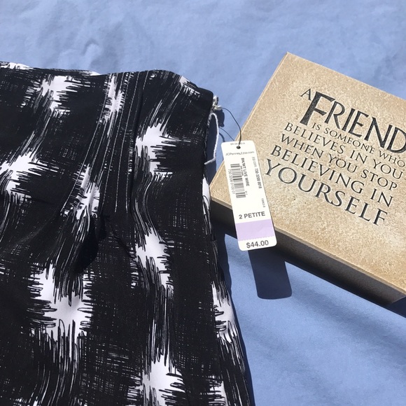 Black and white high waisted pencil skirt. - Picture 2 of 4