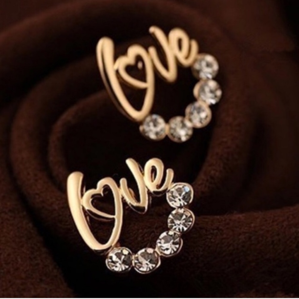 ✨Love rhinestone stud earrings✨