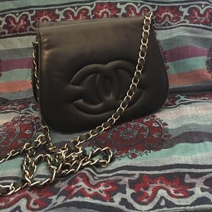 Black shoulder bag
