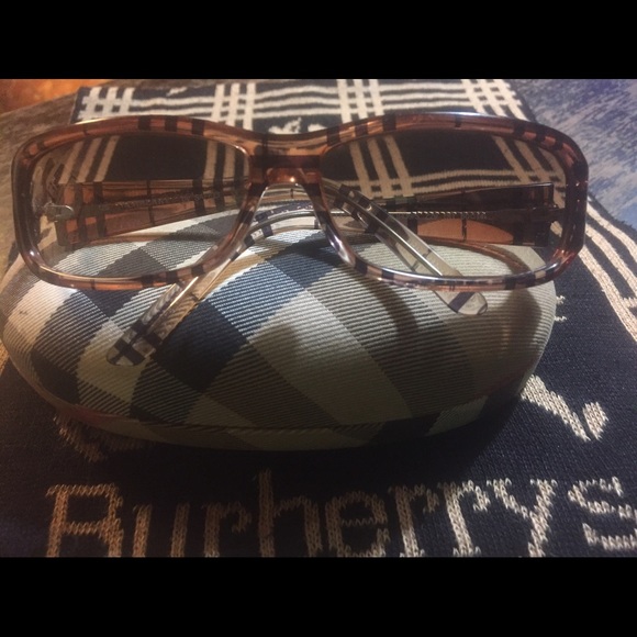 BURBERRY NOVA CHECK SUNGLASSES - Picture 2 of 5