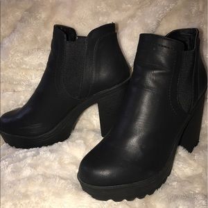 STEVE MADDEN Women's Size 9 Dwell boots in black