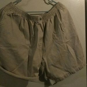 Highwaisted tan shorts