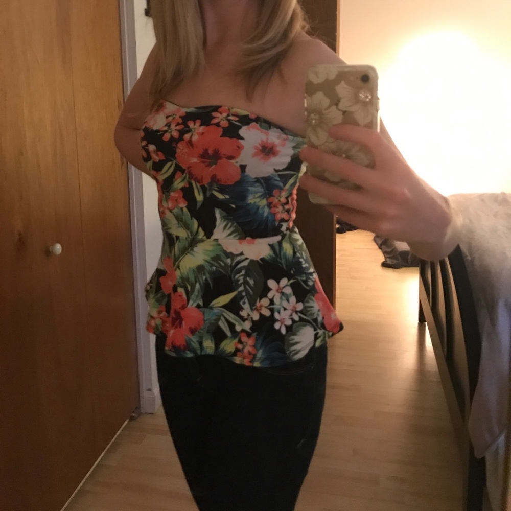 ❌SOLD❌Strapless top from Express - Picture 2 of 4