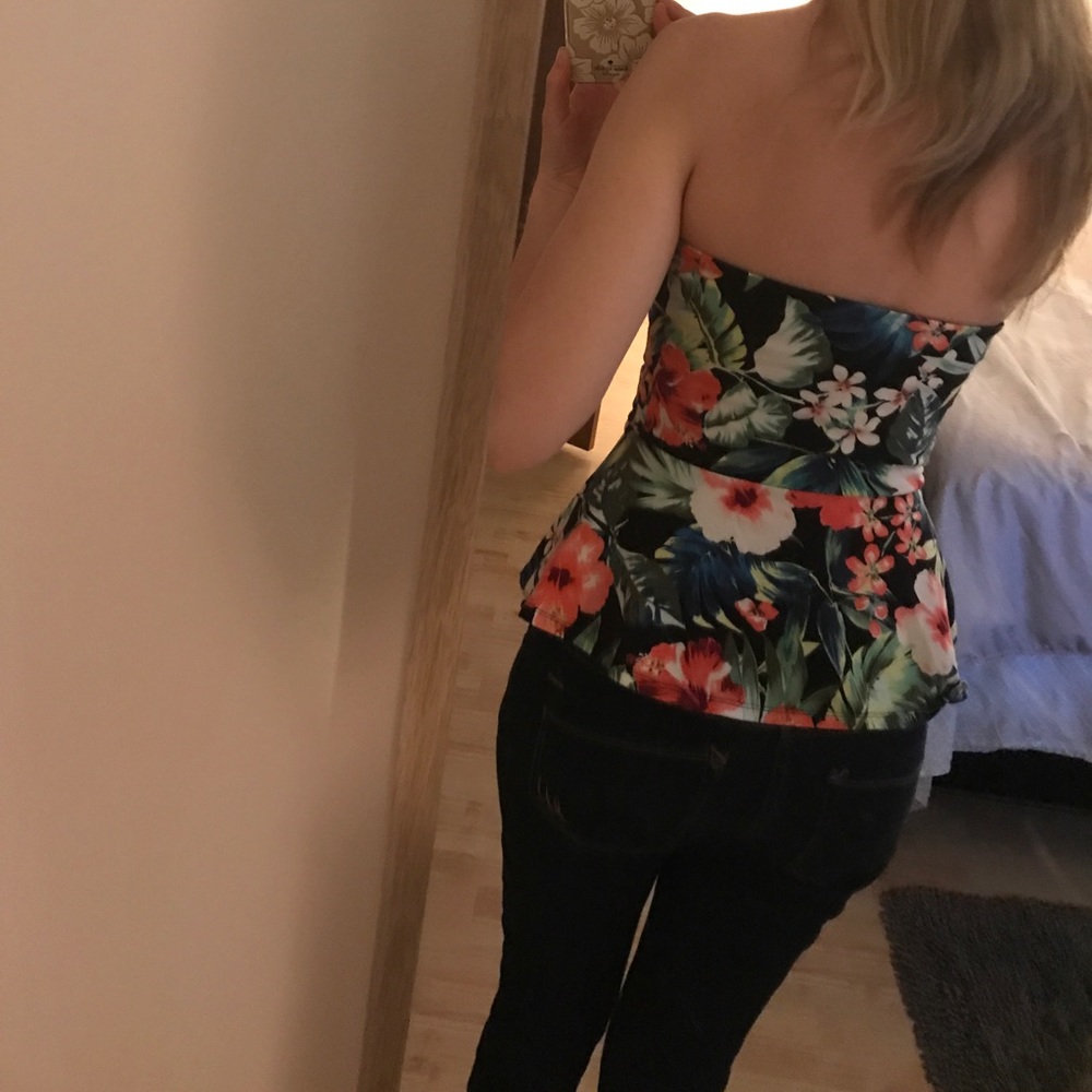 ❌SOLD❌Strapless top from Express - Picture 3 of 4