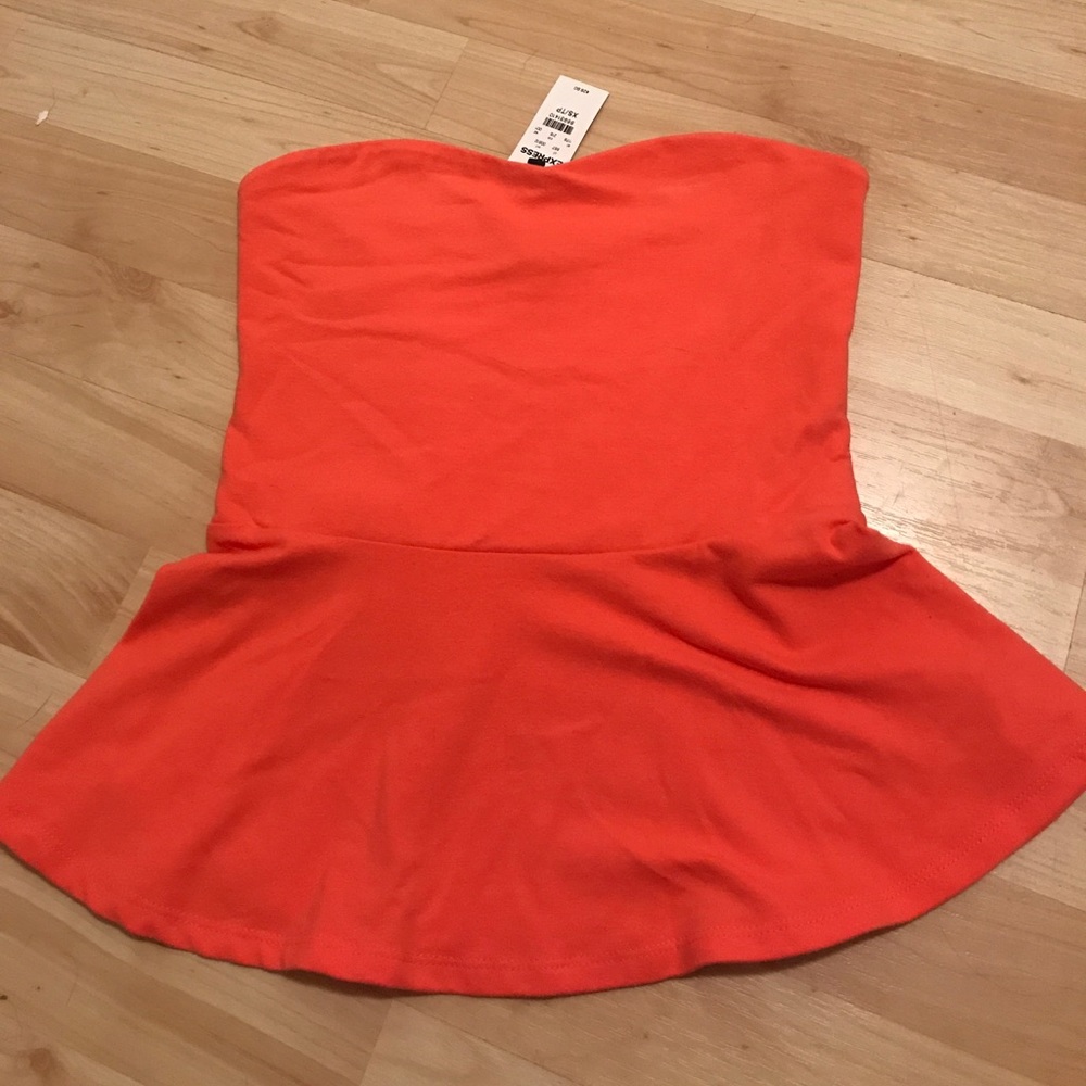 ❌SOLD❌XS Strapless pink top. Almost looks Coral