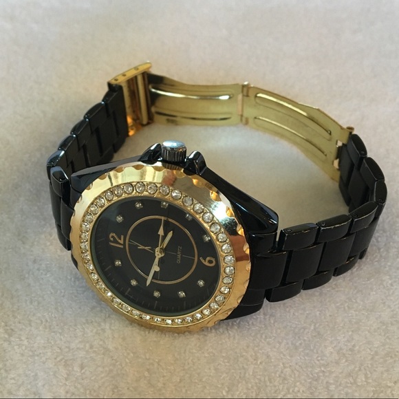 LaRgE fAbcE CrYstAl eMbeDded wAtCh g0ld cr0wN clAsP - Picture 1 of 6