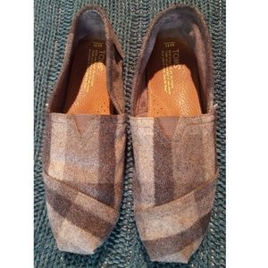 Men's Toms slip ons.