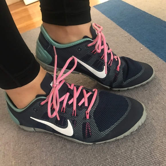 nike flat sole sneakers