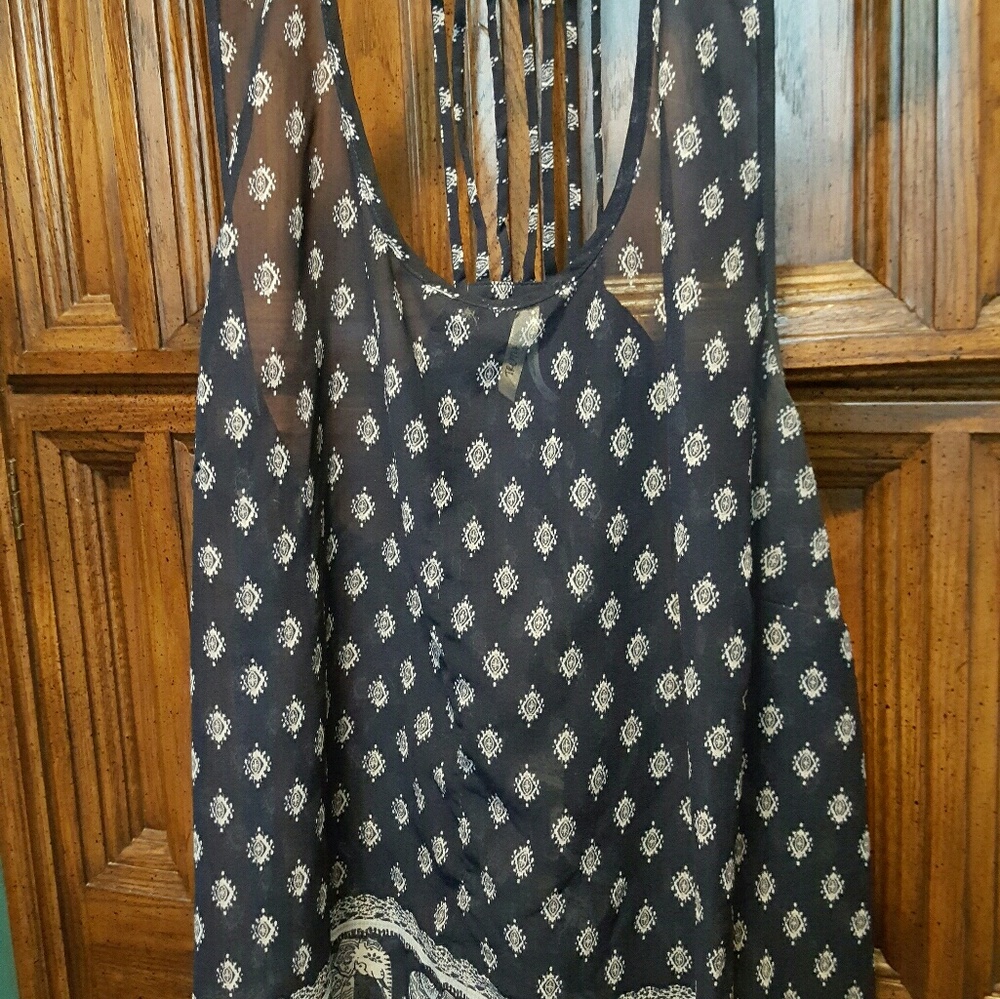 ELEPHANT LIGHT SLEEVELESS BLOUSE