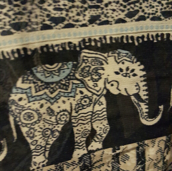 ELEPHANT LIGHT SLEEVELESS BLOUSE - Picture 2 of 3