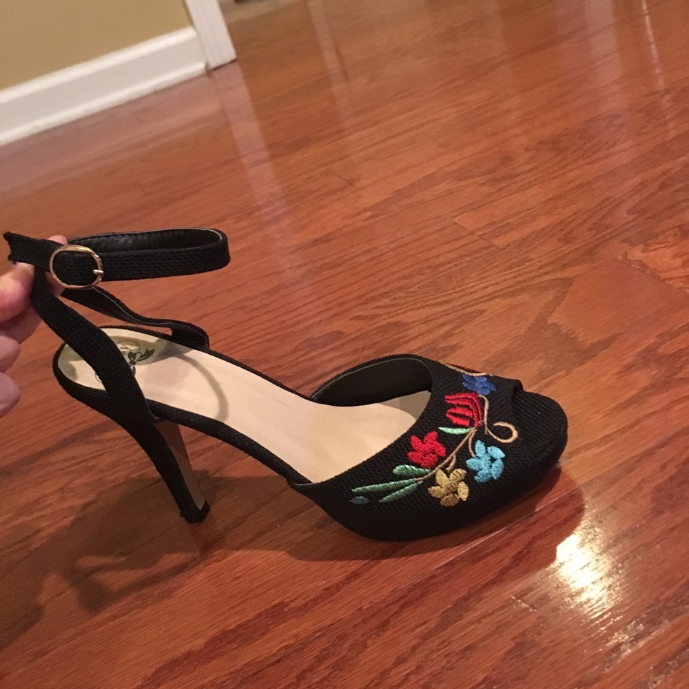 GORGEOUS embroidery heels !