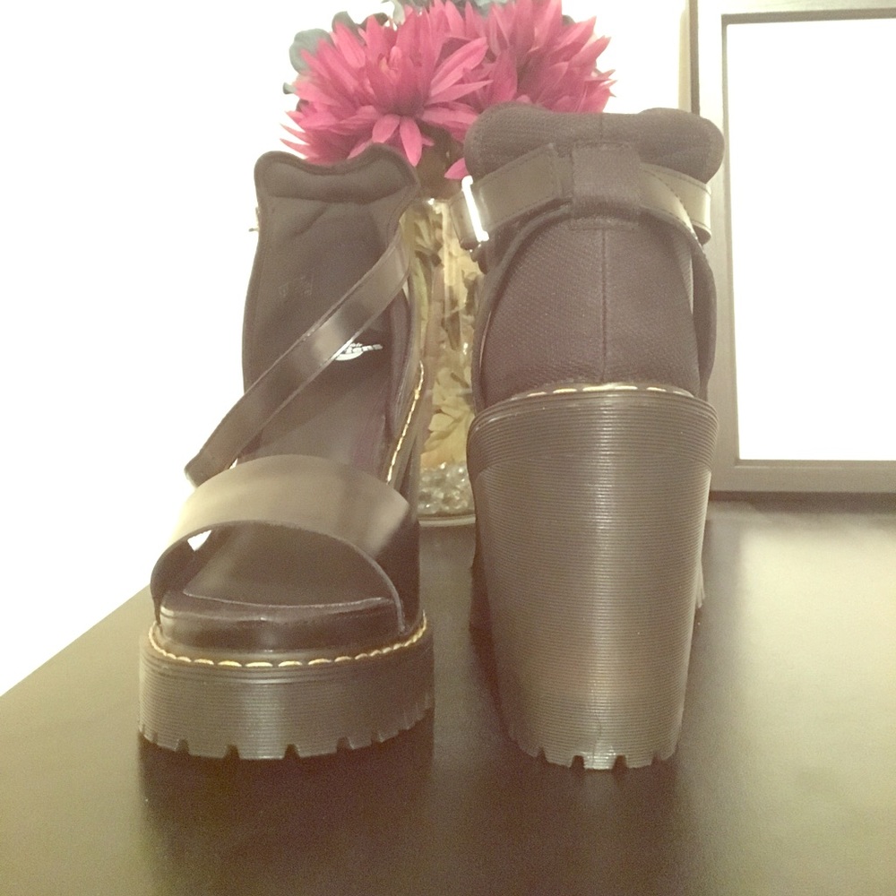 NEVER WORN Dr. Martens