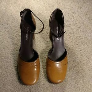 Block heel shoes in mustard