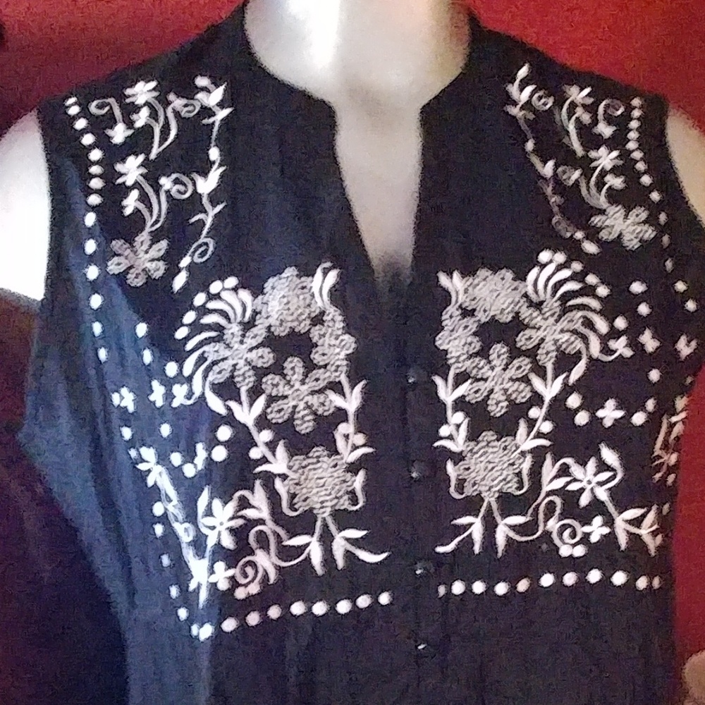 Embroidered plus size tunic top - Picture 3 of 5