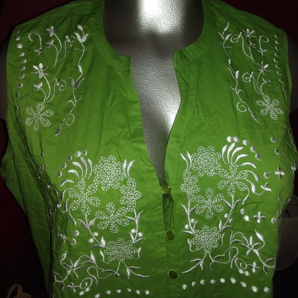 Embroidered plus size tunic top - Picture 4 of 5