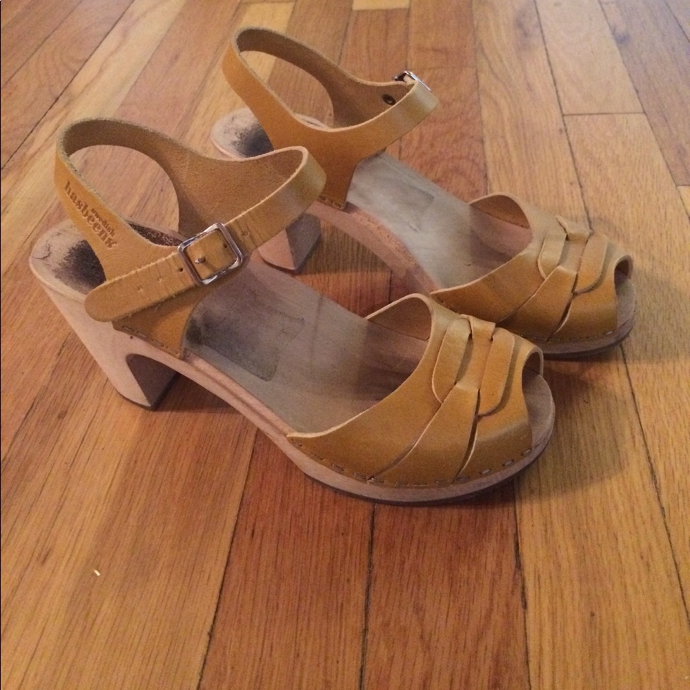 Hasbeens Peep toe Super High Clogs.