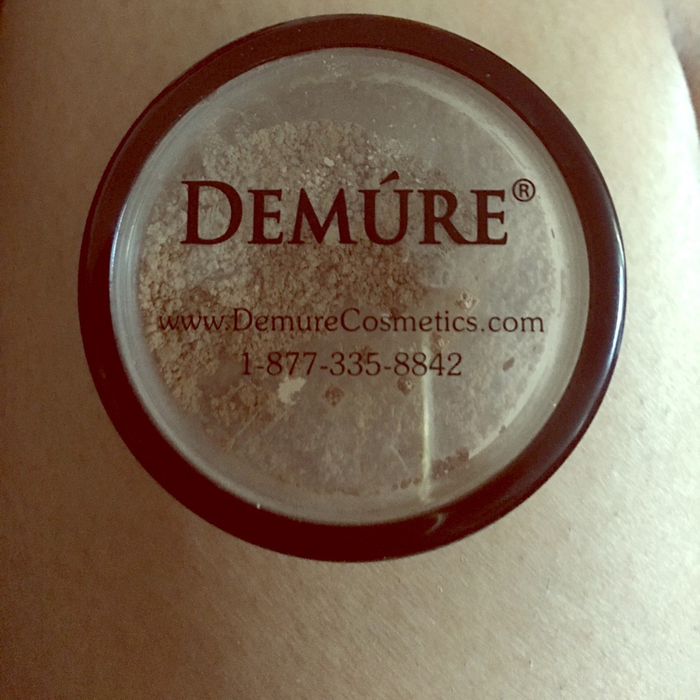 DemureCosmetics Minearal finishing powder in tan
