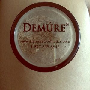 DemureCosmetics Minearal finishing powder in tan