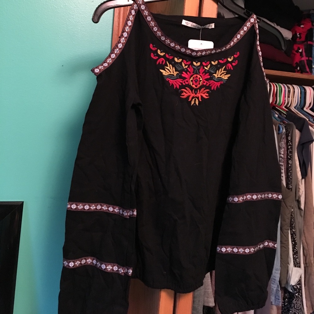 Cold shoulder top - Picture 3 of 3