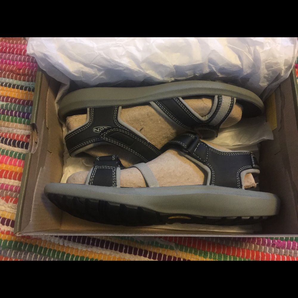 Aster Women's Keens black and grey. Size 8