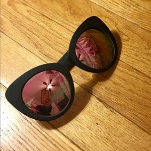 Quay Sunglasses  screaming diva. Black