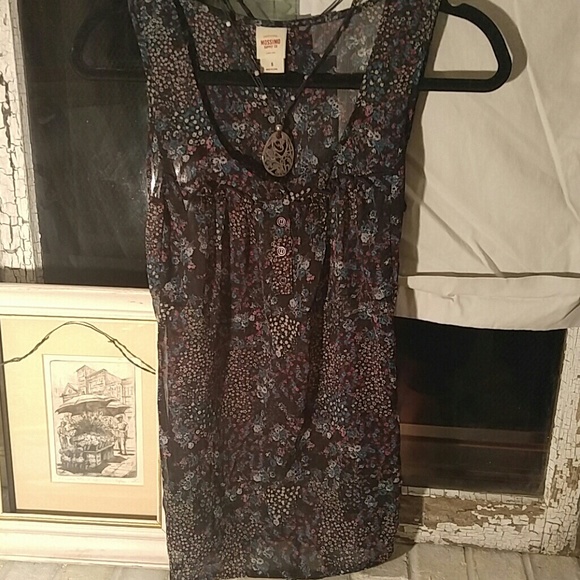 {🌸SALE🌸} Cute sleeveless top - Picture 2 of 3