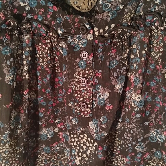 {🌸SALE🌸} Cute sleeveless top - Picture 3 of 3