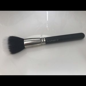 M·A·C 187 Duo Fibre Face Brush