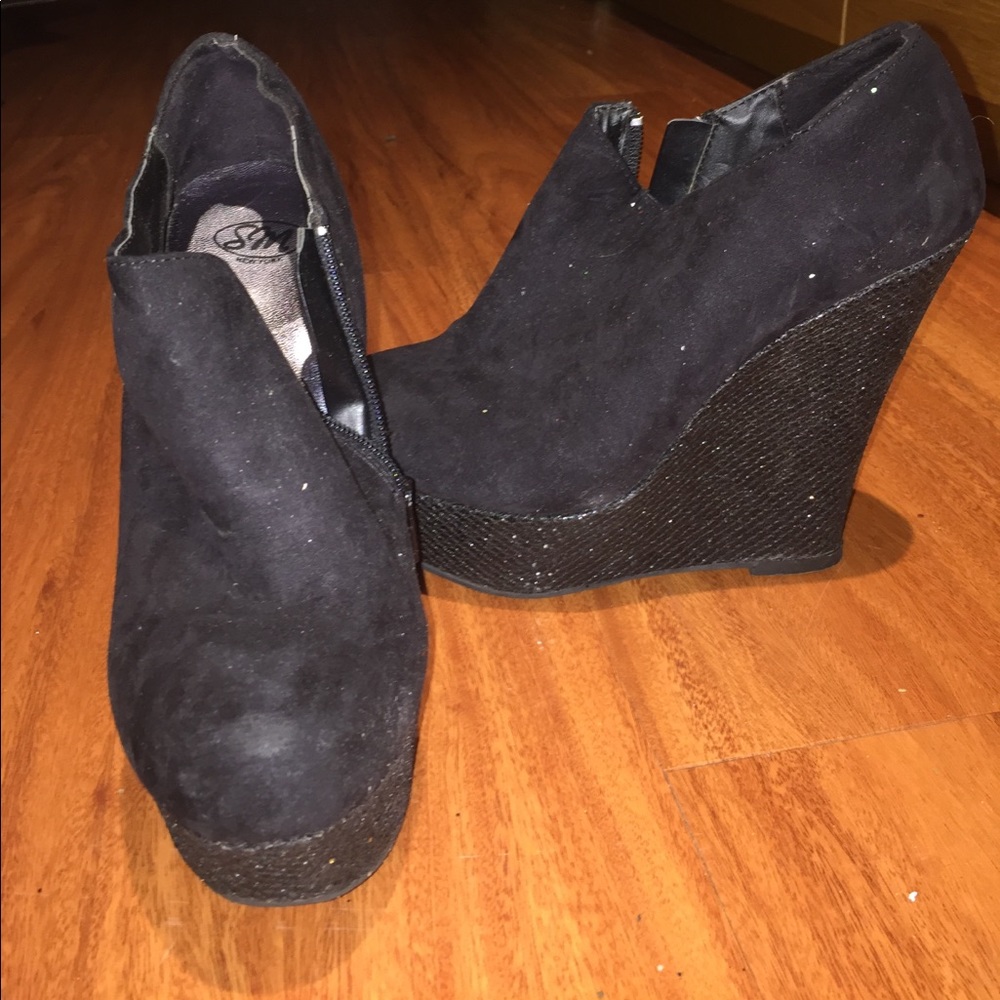 Wedge black bootie