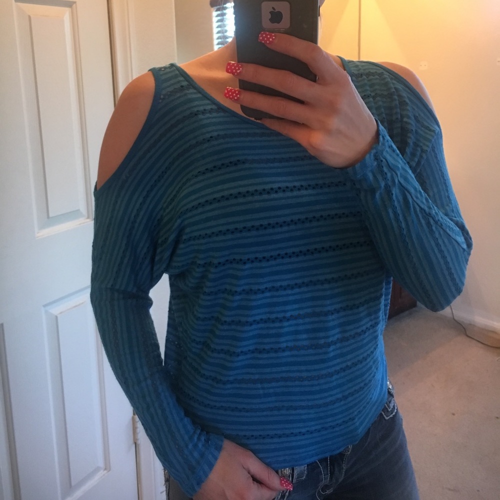 Guess Peekaboo Shoulder Top