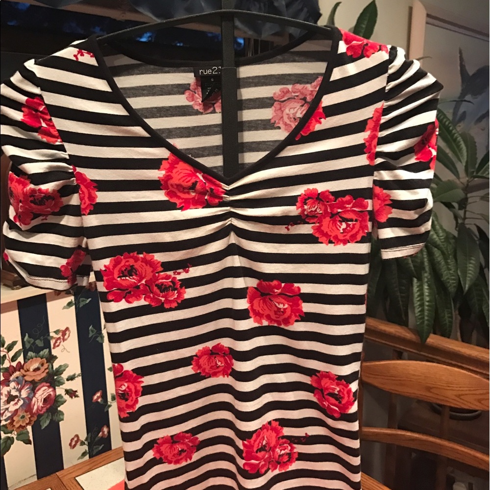 Short sleeve shirt W/ roses from Rue 21