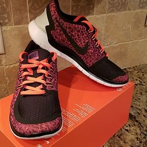 BRAND NEW Nikes - Womens sz 8.5