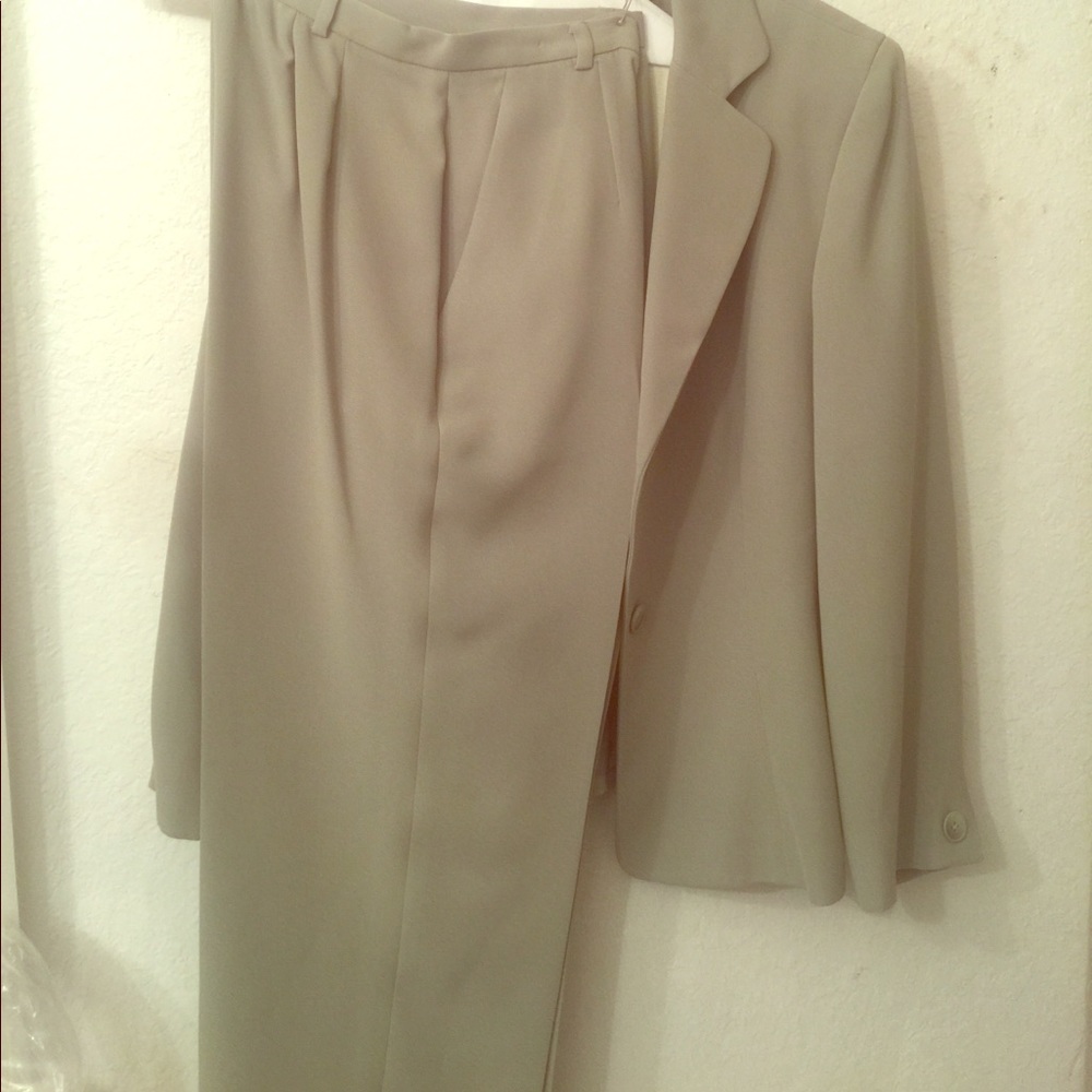 *FOX'S* Green outfit w/ pants, blazer and shirt😊