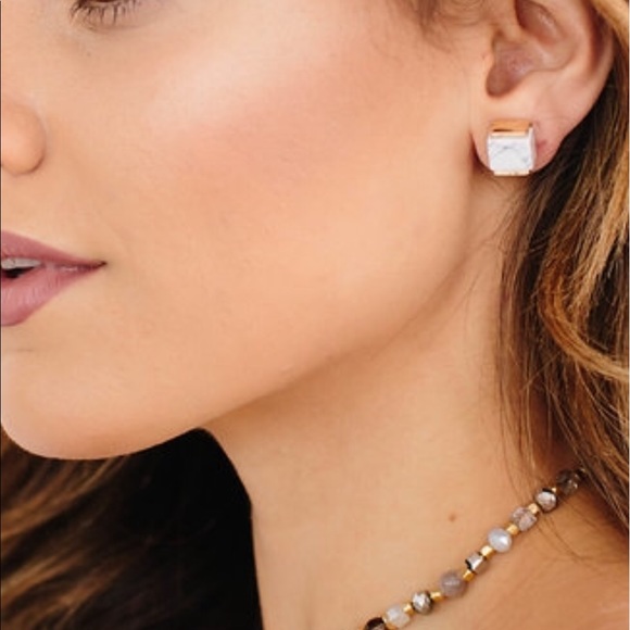 MARBLE WHITE CUBE GOLD STUD - Picture 2 of 2