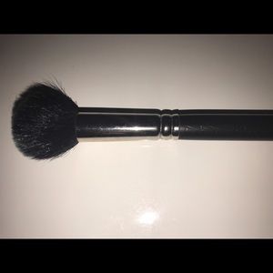 MAC 109 Small Contour Brush
