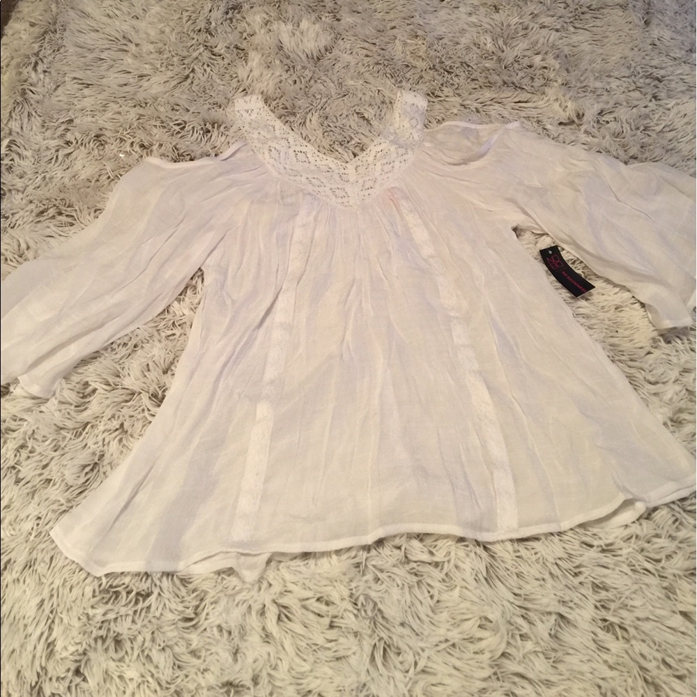 Beautiful white shirt 👚 perfect for the summer.