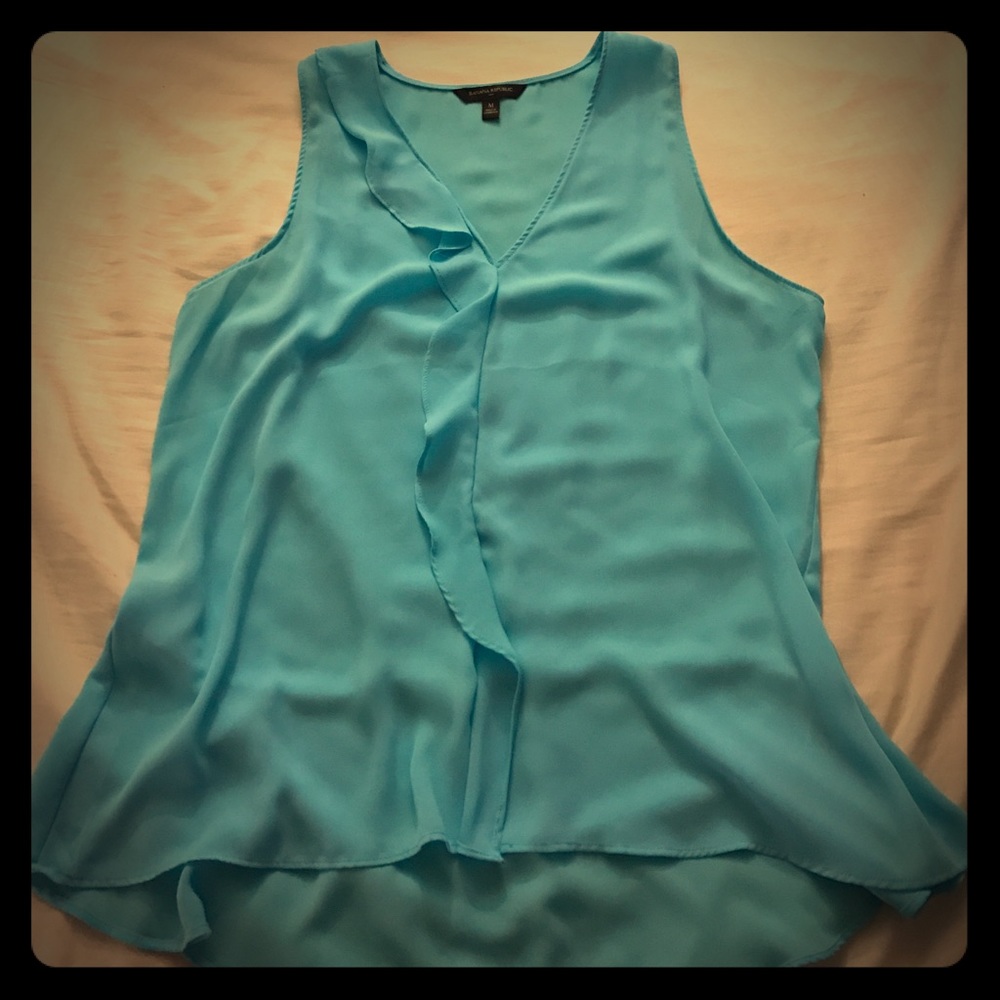Sleeveless blue layering blouse
