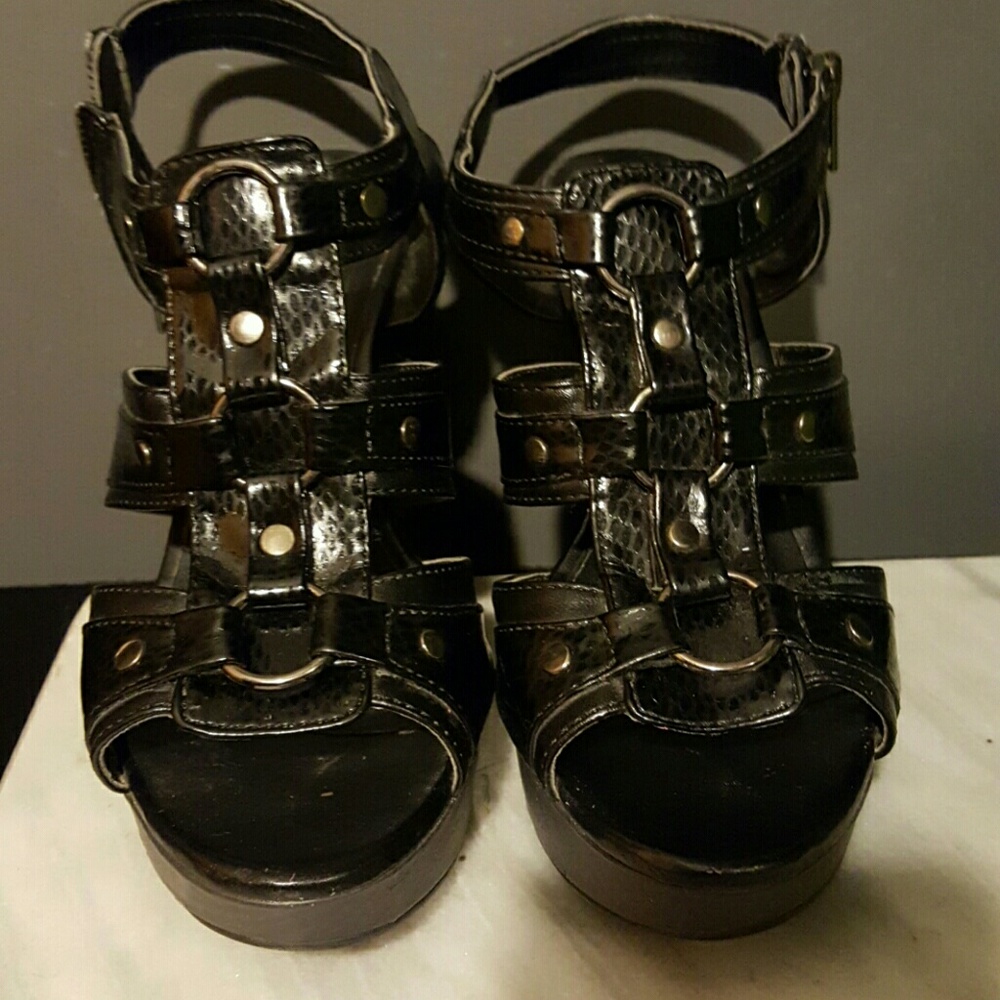 SBICCA Womens wedge sandles. size 7w. Black