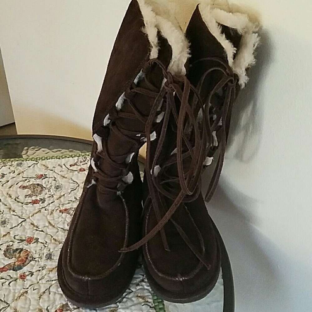 Adorable lace up Bearpaws