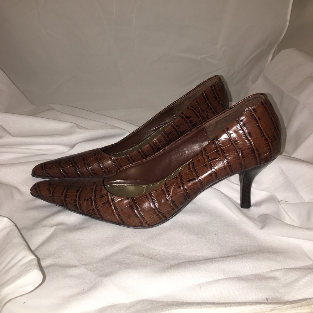 NINE&CO SIZE 8 LEATHER HEELS.
