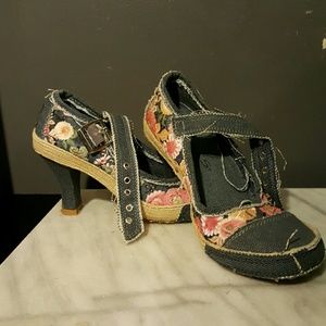 Rebels Mary jane heels.sz 6 Jean/flower pattern