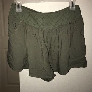 AMERICAN EAGLE olive green shorts