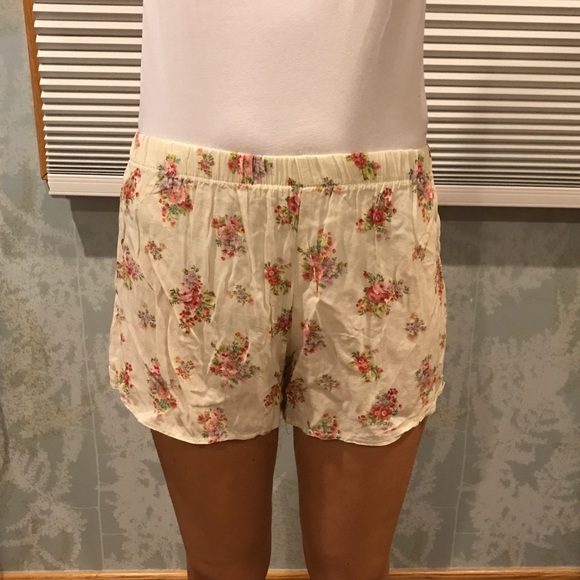 Brandy Melville floral shorts - Picture 2 of 4