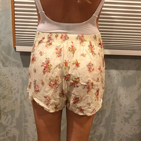 Brandy Melville floral shorts - Picture 3 of 4