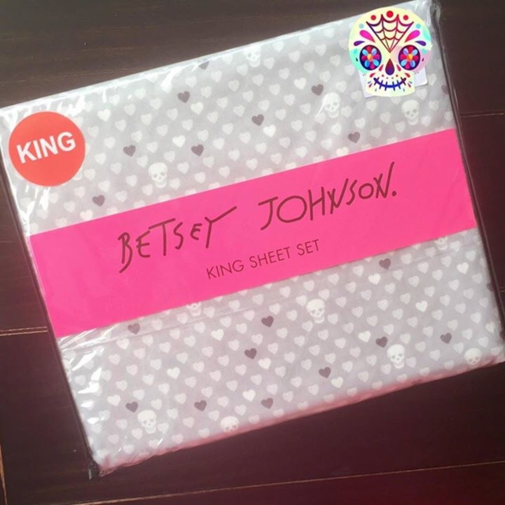 Betsey Johnson Gray Skulls & Heart KING Sheet Set - Picture 1 of 8